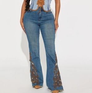 Medium blue Wash Flare Jeans with Embroidered Detail for woman‎ size 7